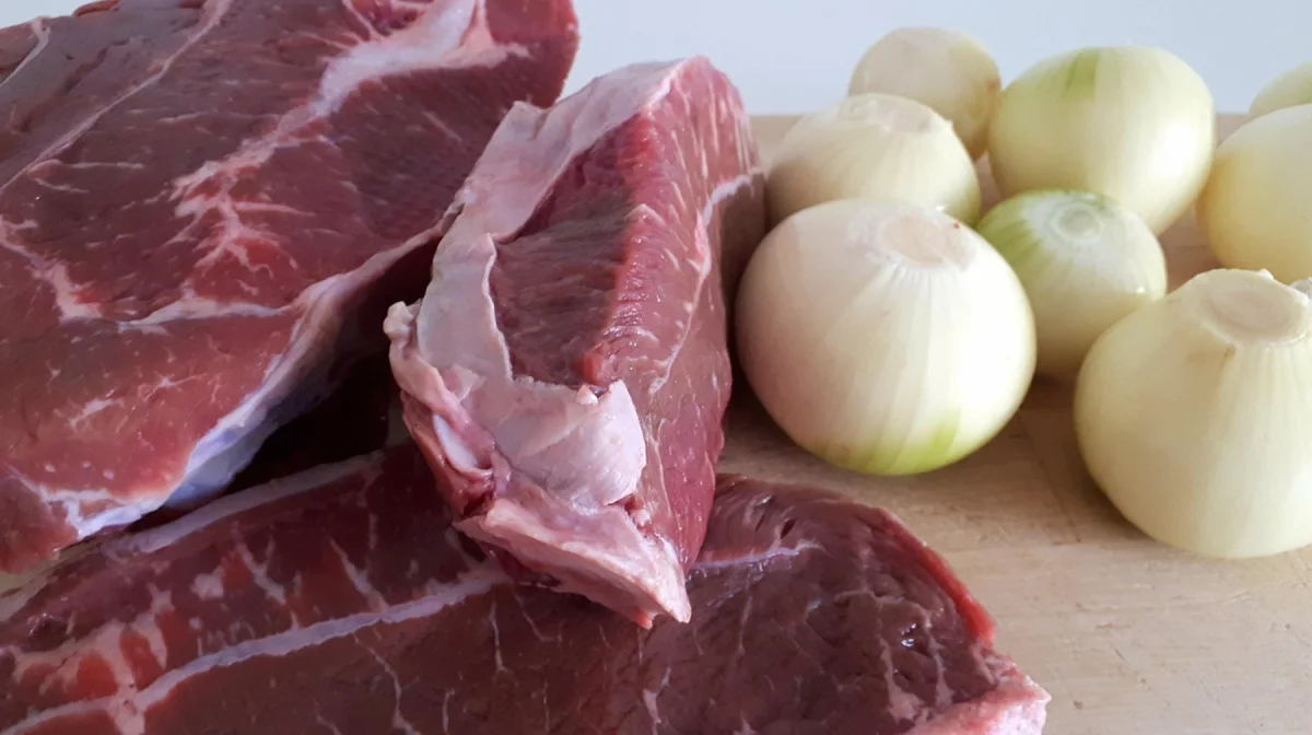 Мясо дорожает из-за посредников: Минсельхоз объявил рейды на рынках