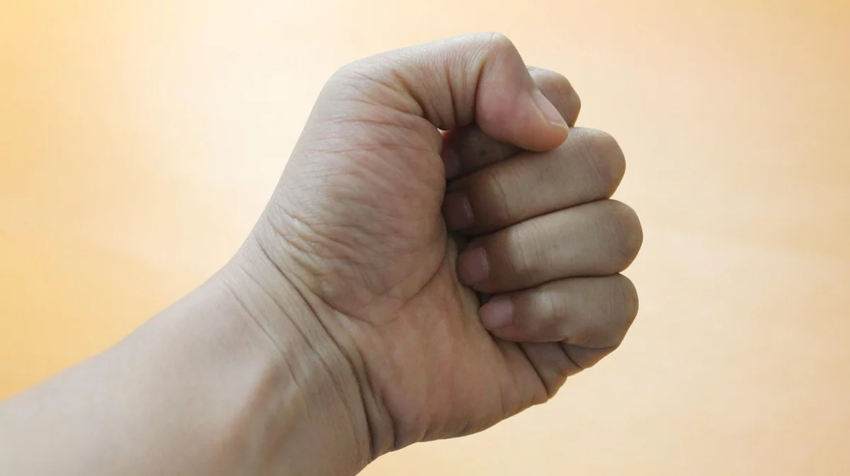 В Атырау разыскивают мужчину, избившего ребёнка во дворе жилого массива