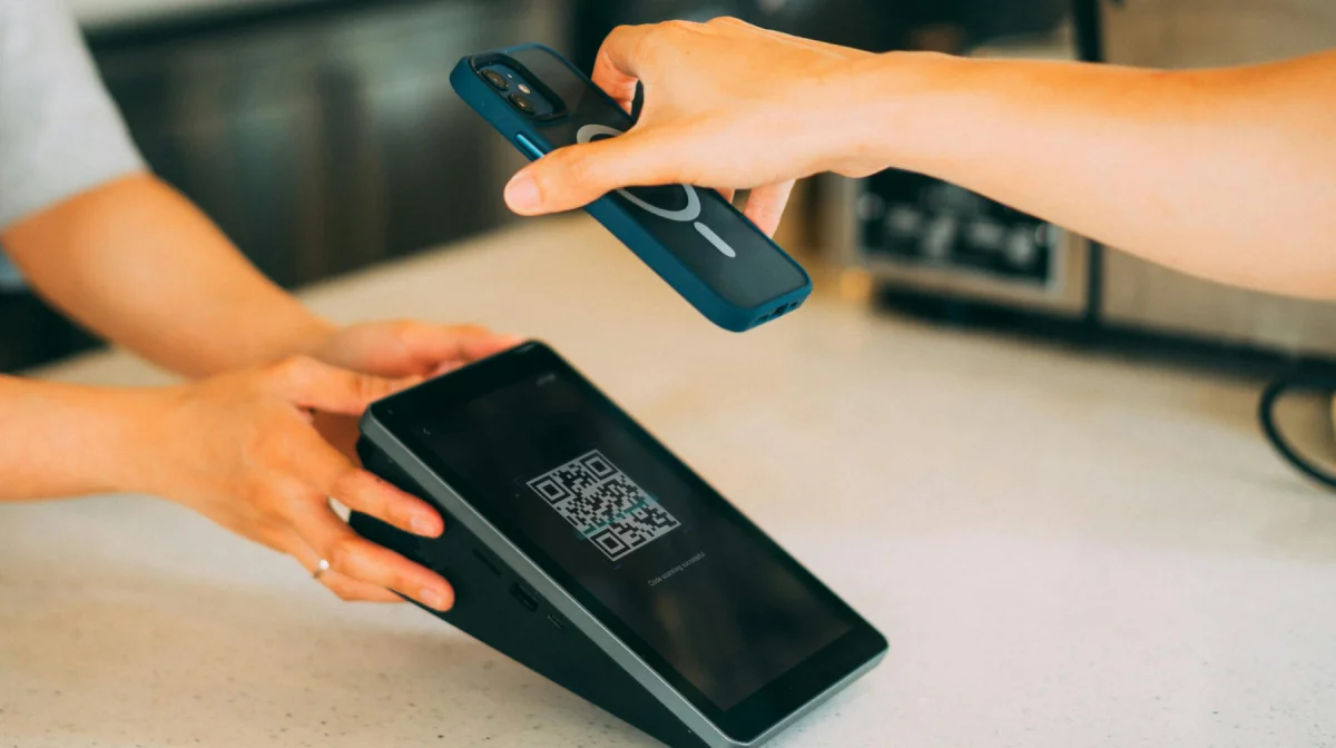 В Казахстане заработали межбанковские QR-платежи