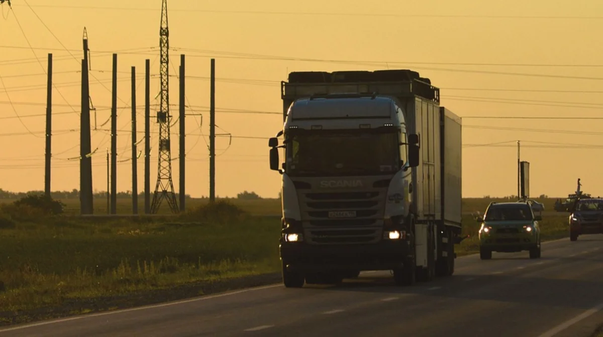 Казахстанские перевозчики массово сталкиваются с ограничениями в России — депутат