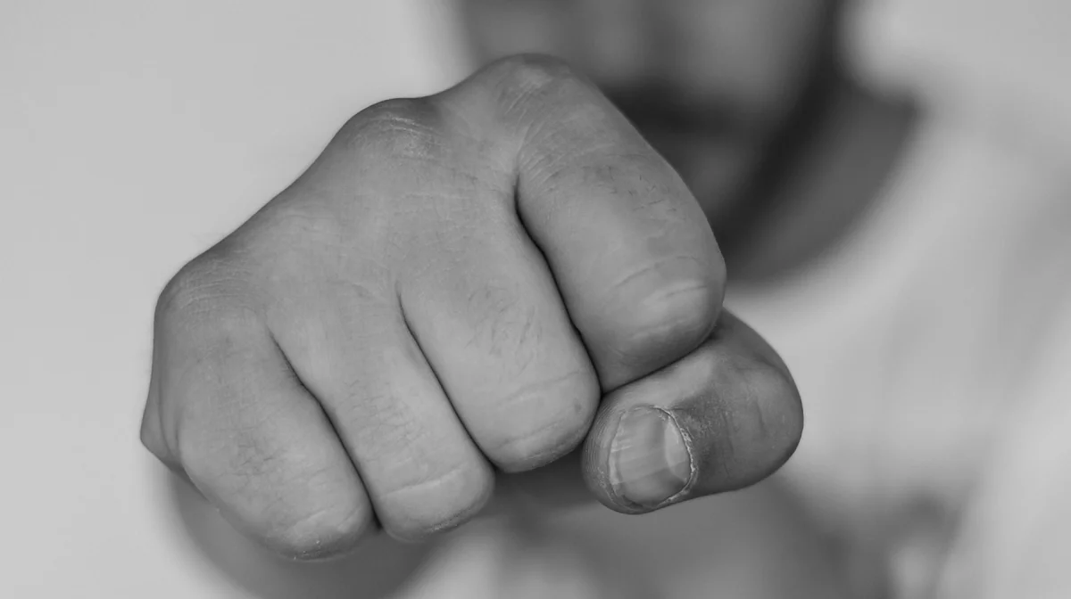 В Алматы толпа мужчин жестоко избила 18-летнего парня