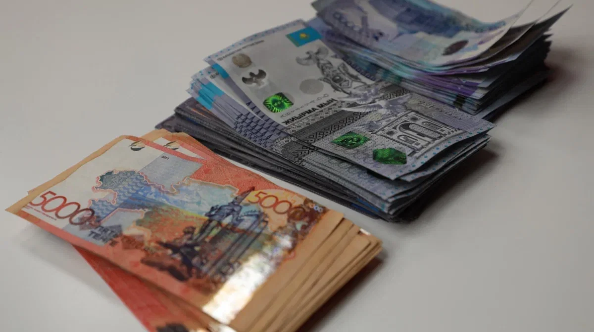 ИИ помог Минфину выявить премии по 10 млн тенге у чиновников образования