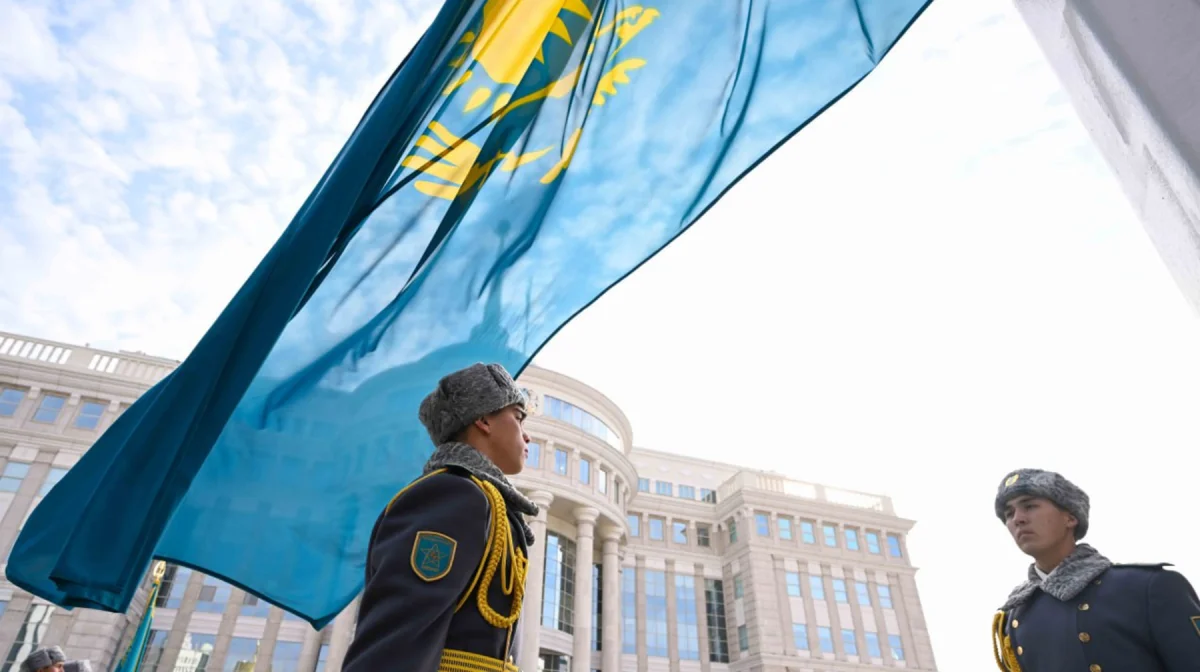 Президент принял участие в церемонии поднятия Государственного флага