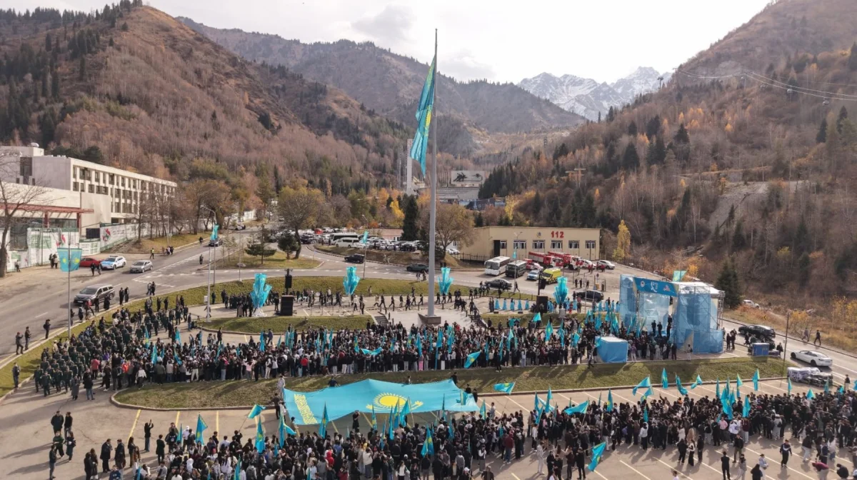 В Алматы в честь Дня Республики состоялась церемония поднятия Государственного флага