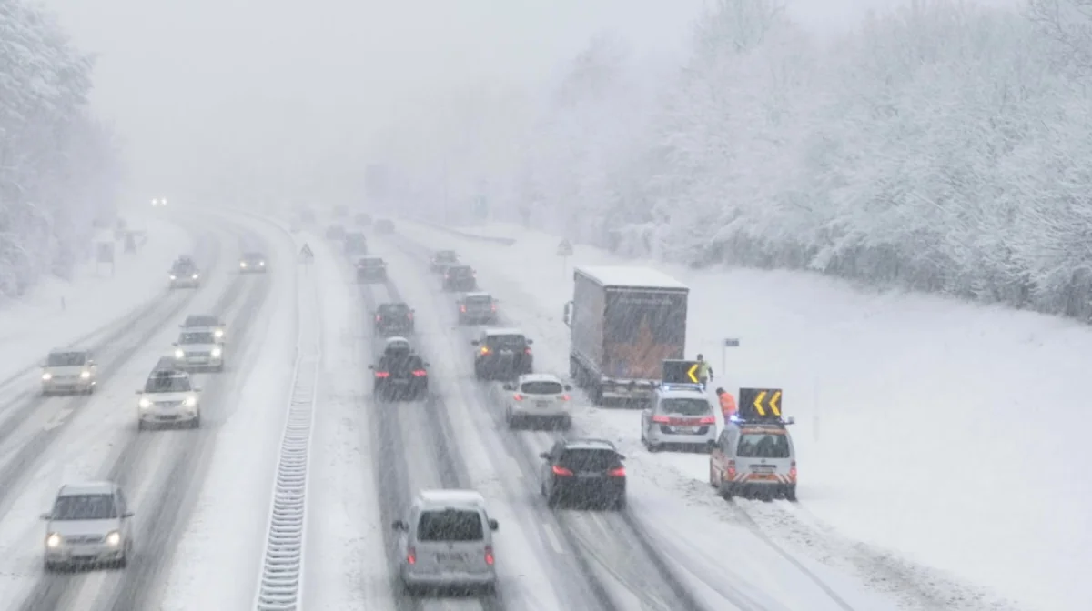 Дождь и снег осложнят движение на трассах Казахстана — обращение к водителям
