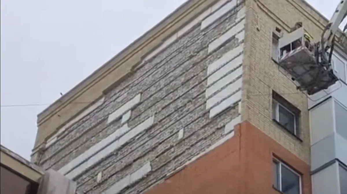 Обрушение фасада в Астане: на фельдшера скорой помощи упал кондиционер во время спасения пострадавших