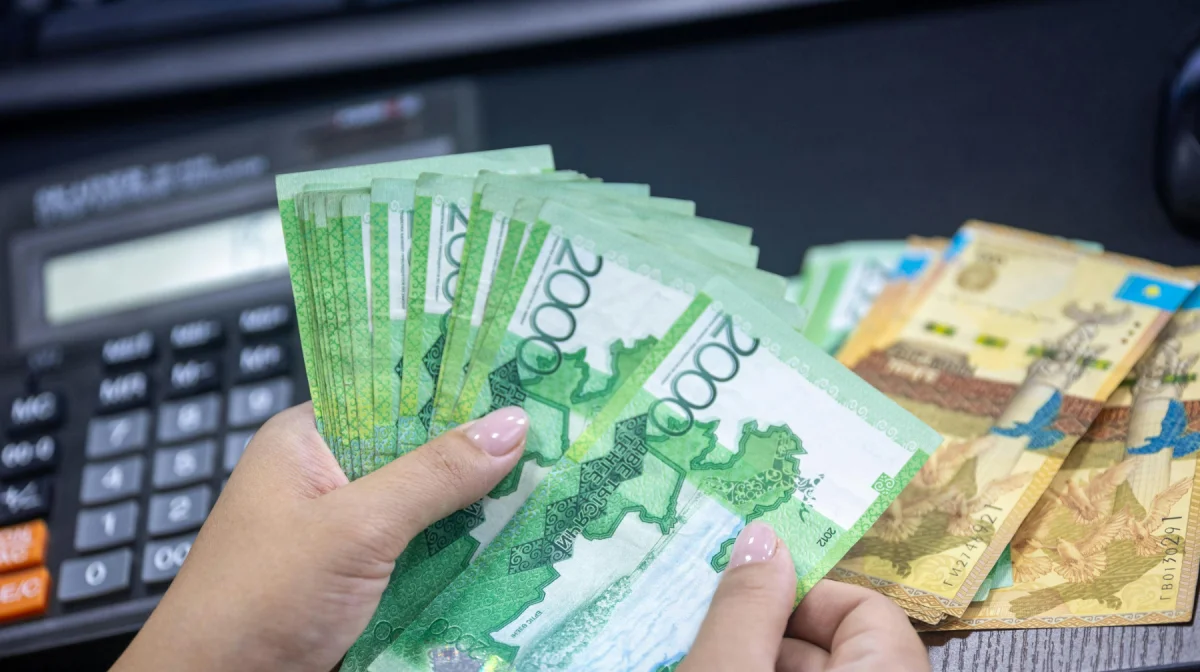 Более 2,3 млрд тенге задолжали казахстанцам по зарплате