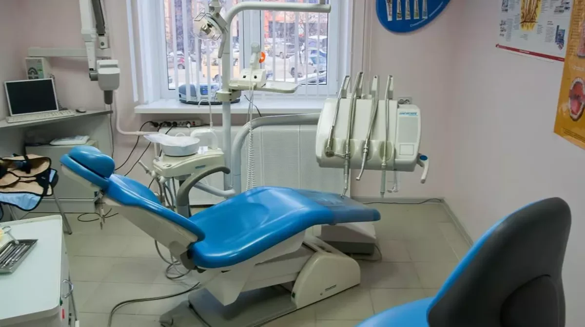 «Бірден 18 тісті емдеген»: Астанада үш жасар қыздың қазасына қатысты сот басталды