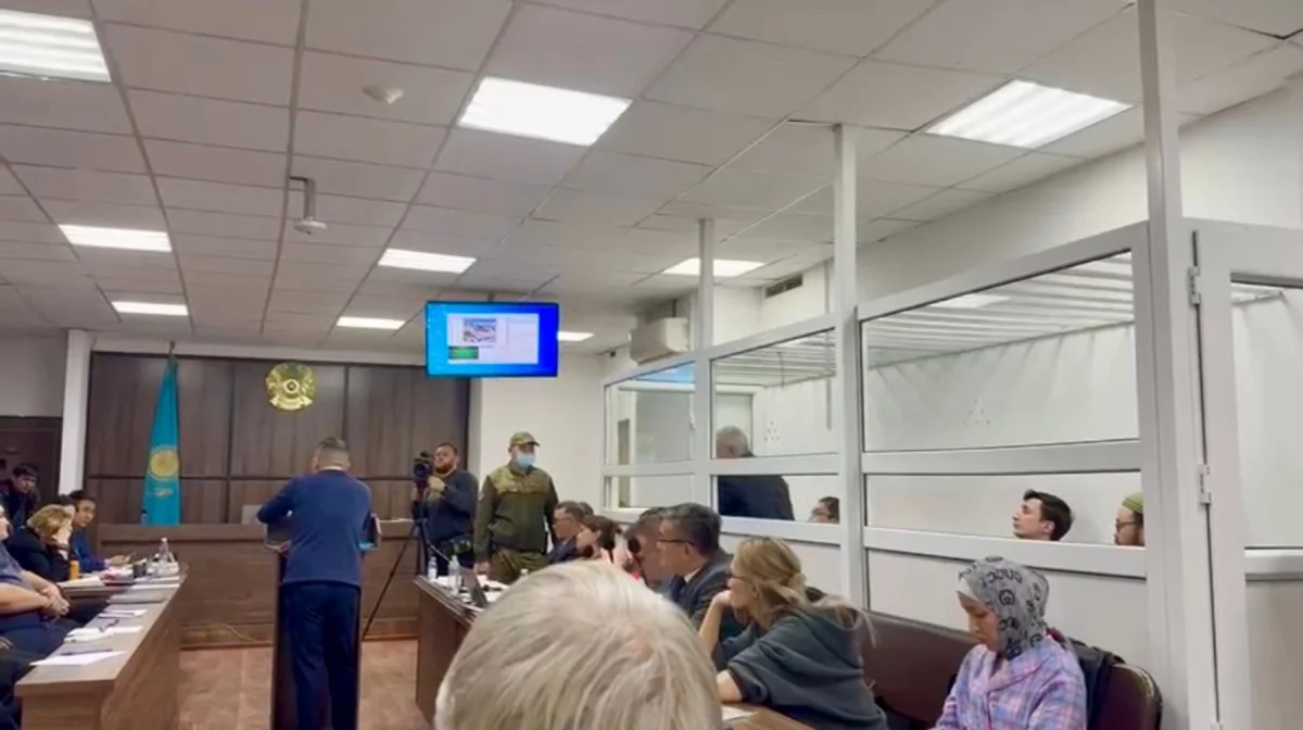 Алматыда кәсіпкерді бопсалады деп айыпталған блогерлер мен қысым көрсеткен серіктестеріне қатысты сот басталды