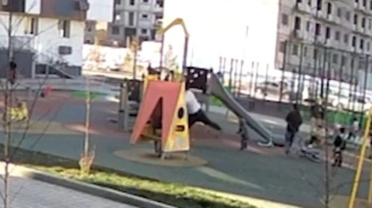 Мужчина жестоко пнул ребёнка на детской площадке в Алматы (ВИДЕО)