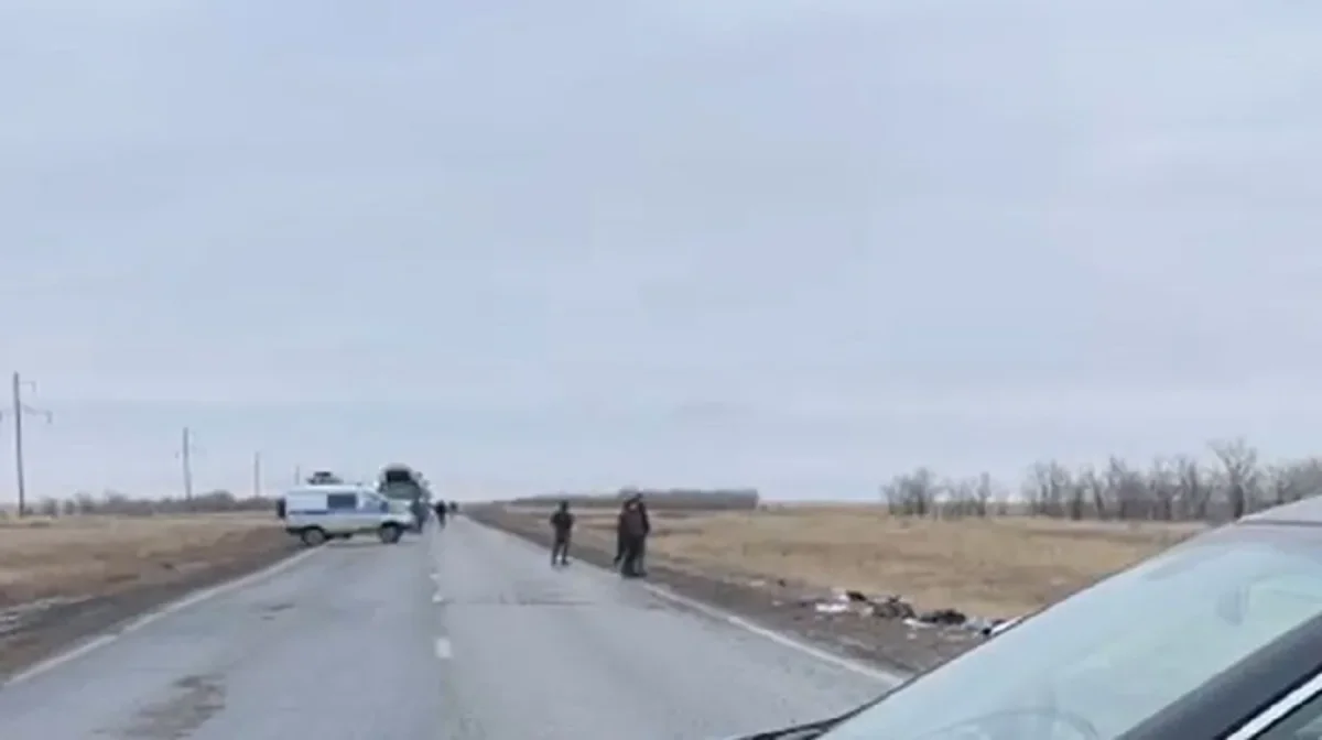 Ақтөбе облысында шетелдіктер мінген автобус аударылып, бес адам қаза тапты