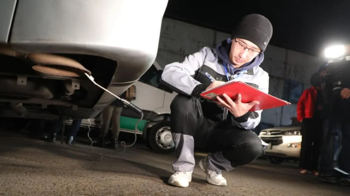 Кезекті рейд: Алматыда автокөліктердің шығарындылар нормасына сәйкестігі тексерілді