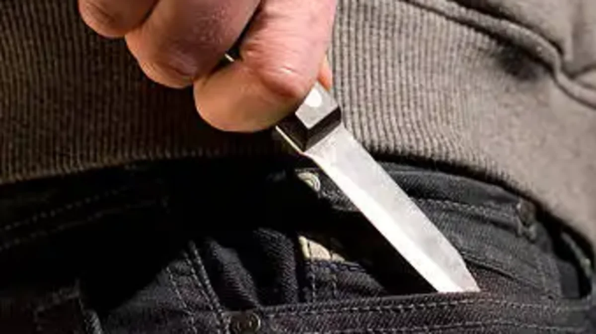 В Алматы студент напал на преподавателя с ножом