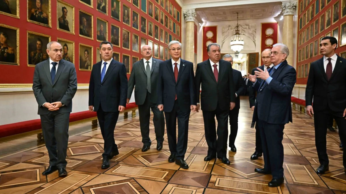 Токаев и лидеры СНГ прогулялись по Эрмитажу в Санкт-Петербурге