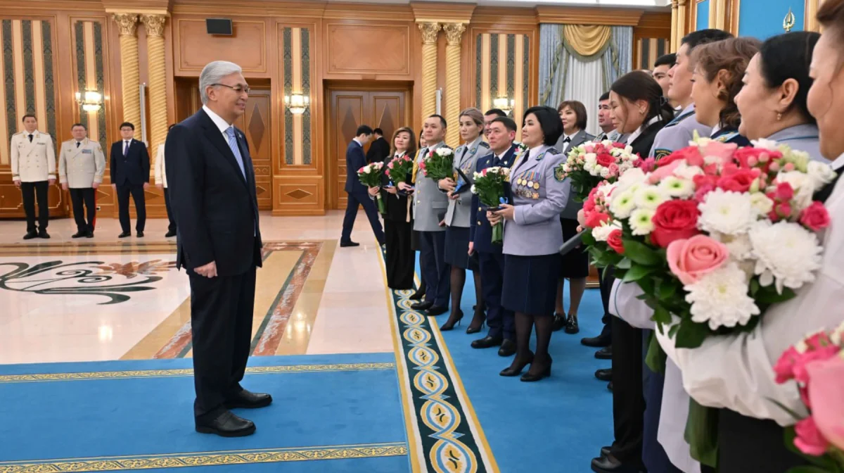 Токаев вручил ключи от квартир сотрудникам прокуратуры и силовых структур