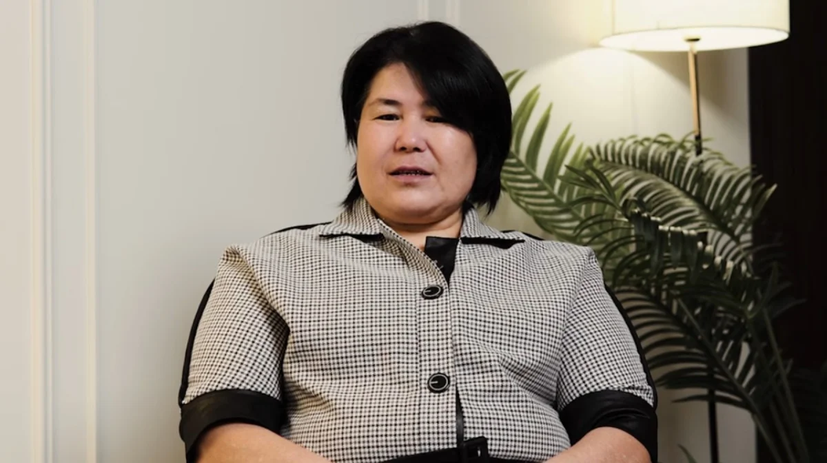 «Көп жылайтын едім»: Желіде танылған комиссионка сатушысы ренішін білдірді