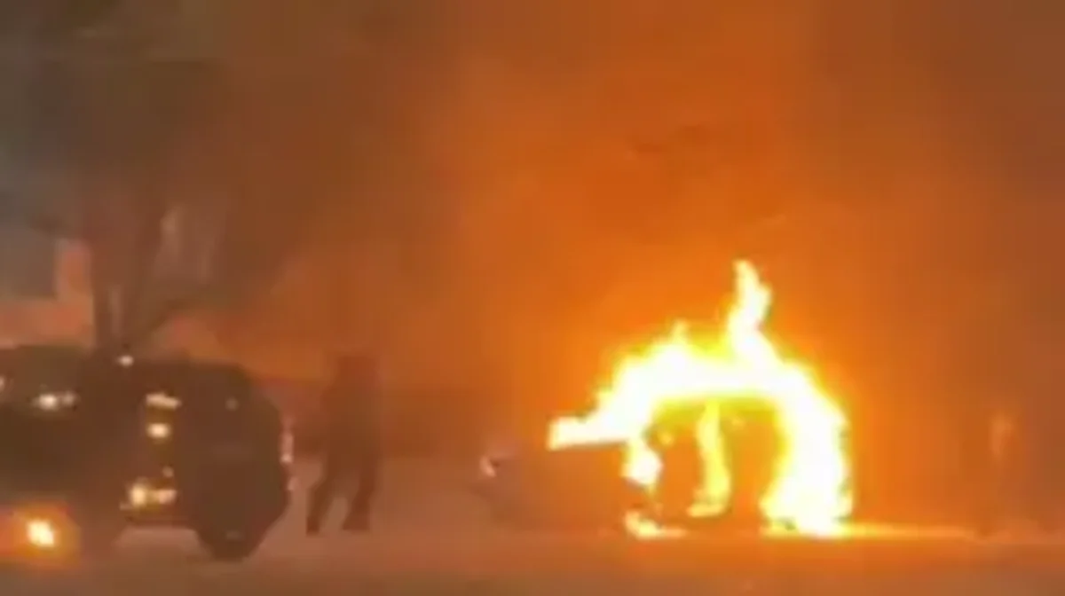 Семейде ер адам полиция көліктерін өртеп жіберді