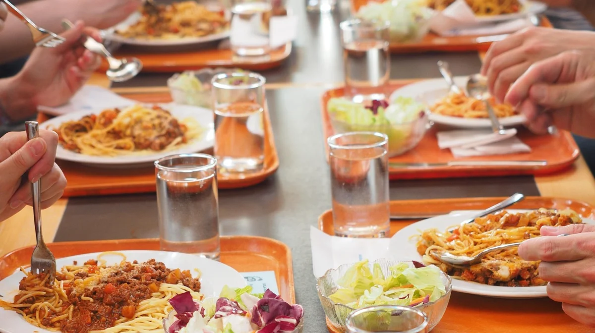 Школьников Туркестана кормили в столовых с нарушением санитарных норм