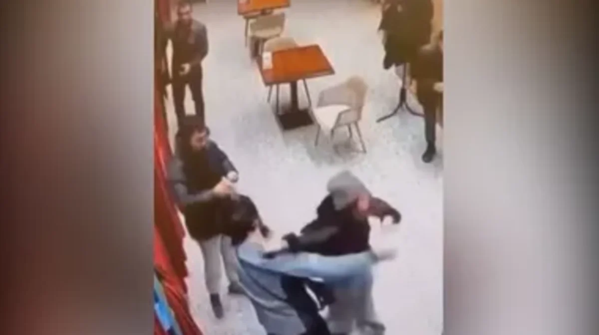 «Шашынан сүйреп, қол көтерген»: Ақтауда дәмханаға келген қызды төгілген шай үшін көшеге сүйреп шығарған