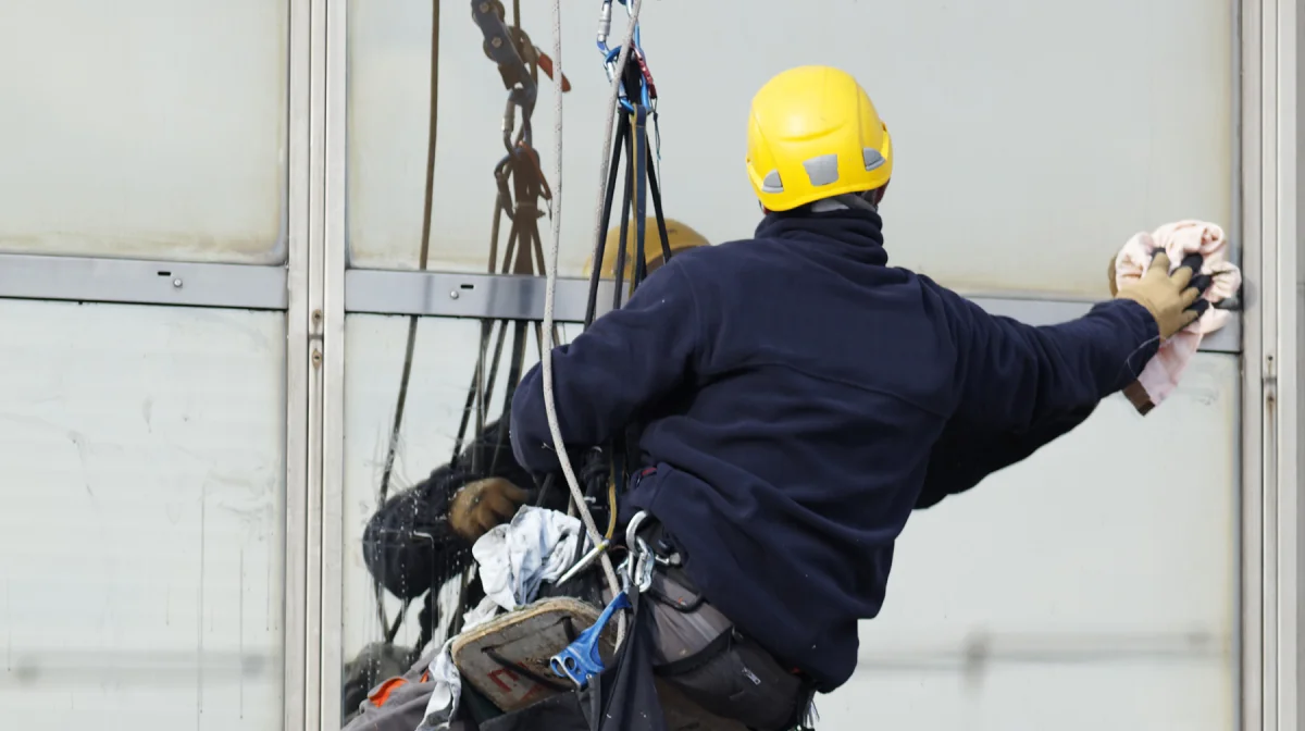 Промышленный альпинист сорвался с 9-го этажа в Астане