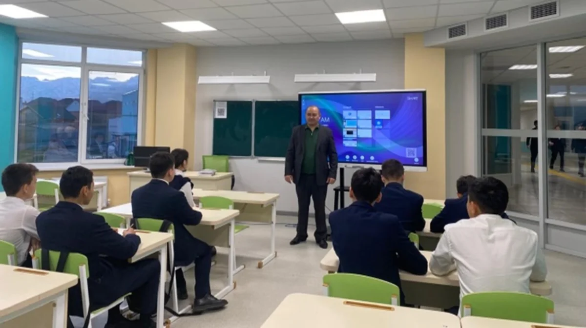 Преподаватели КазНУ провели лекцию для школьников Алматы по профилактике буллинга и кибербуллинга