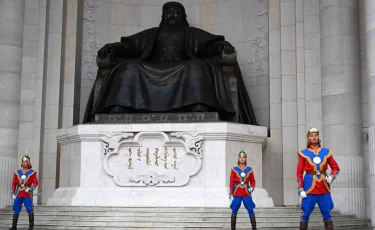 Президента Казахстана торжественно встретили на площади Сухэ-Батора