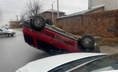 Автомобиль перевернулся при ДТП в Алматы