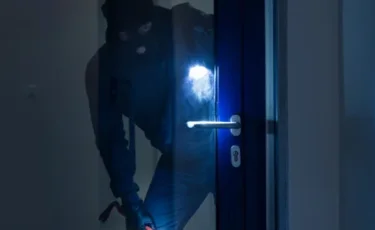 Мешіт пен компьютерлік клубта телефон ұрлаған