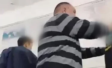 Қарағанды: Студенттерге қол көтерген мұғалім жұмыстан қуылды