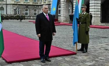 Виктор Орбан встретил президента Казахстана у королевского дворца Будапешта