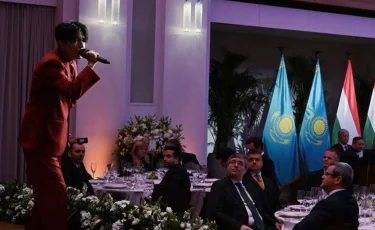 Димаш Кудайберген выступил перед премьер-министром Венгрии