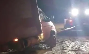 Более 30 автомобилей застряли в грязевом заторе в Улытау
