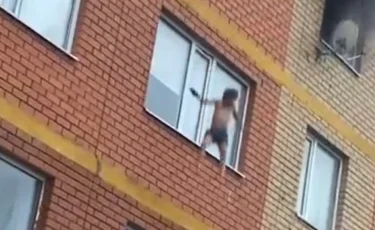 Дети прыгали из окна четвертого этажа во время пожара в Аксае