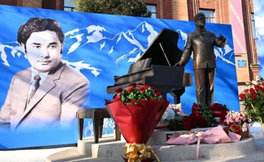 Алматыда Ермек Серкебаевтың ескерткіші ашылды