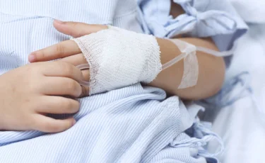 Родители напали на медиков после того, как их ребёнку ампутировали кончики пальцев