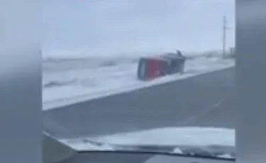 Қарағандыда қатты желден автобус аударылып қалды