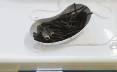 Павлодарда мұғалім тақтада тұрған оқушының арқасына шеге сұғып алған