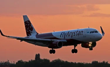 Fly Arystan ұшағы Орал әуежайында құстармен соқтығысқан
