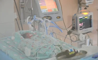 Жаңа туған нәрестеге екі күрделі ота жасалды