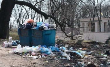 Мектеп оқушылары көшедегі қоқыс жәшігінен шала туылған нәресте тауып алды