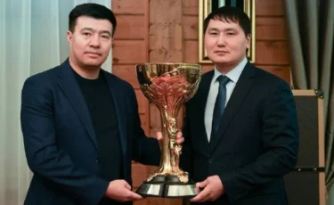 Бақтияр Артаев 20 жыл бұрын жеңіп алған Вэл Баркер кубогын қайтарып алды