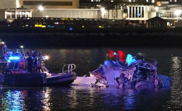 Вашингтонда ұшақ пен тікұшақ соқтығысып, өзенге құлады