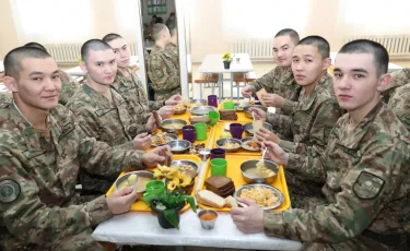 Ет, нарын және бауырсақ: Ұландықтар енді ұлттық тағамдармен тамақтанады