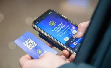 Карточки с QR-кодом начали выдавать приезжающим в Казахстан туристам
