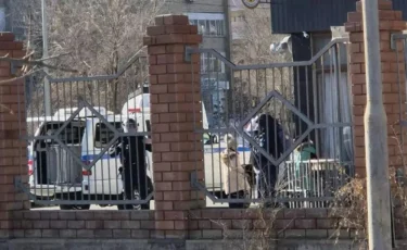 Атыраудағы мектептердің бірін полиция қоршап алды