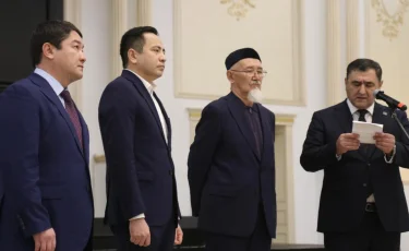 В Актау прошел поминальный ас в память о жертвах авиакатастрофы AZAL