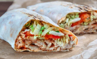 Ақтауда тегін донерге таласқан жұрт бірін-бірі таптап кете жаздады