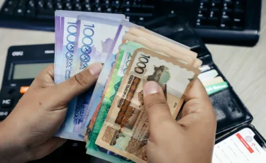 Казахстанцы отказываются от наличных денег