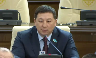 «Спорт залда ұйықтап, сыныпта тамақ ішуге мәжбүр». Депутат мектепті қирандыға айналдырған компанияны жауапқа тартуды сұрады