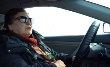 74-летняя таксистка колесит по автотрассе Атырауской области